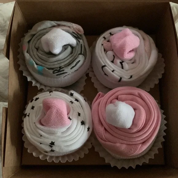 🧁Onesie & Socks Baby Girl Gift “CUPCAKES!” Onesies & Baby Socks Cupcake 4ct Box - Picture 2 of 13